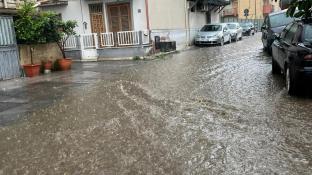 Cronaca meteo diretta - Sicilia. Forte temporale e nubifragio a Palermo. Traffico in tilt - Video