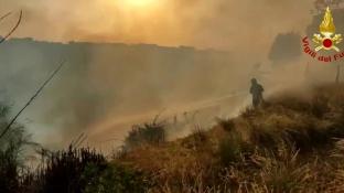 Cronaca: inferno a Roma, ennesima giornata di incendi, fiamme nelle abitazioni, evacuazioni - VIDEO