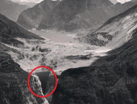 La diga cerchiata, poco dopo la tragedia