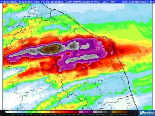 Alluvione delle Marche: le cumulate pluviometriche registrate in 12 ore lo scorso 15 settembre 2022. Picchi superiori ai 400 mm in provincia di Pesaro Urbino, alluvione a Cantiano e Sassoferrato