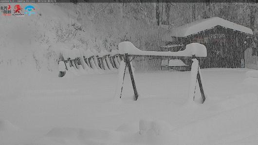 Alpe di Mera, nevica intensamente