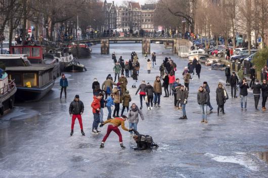 Amsterdam gli abitanti pattinano sui canali completamente ghiacciati