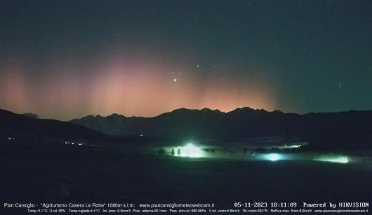 Aurora immortalata dalla webcam di Pian del Cansiglio, Prealpi venete