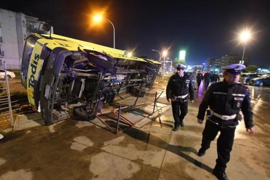 Auto e roulotte ribaltate dalla violenza del tornado a Caserta
