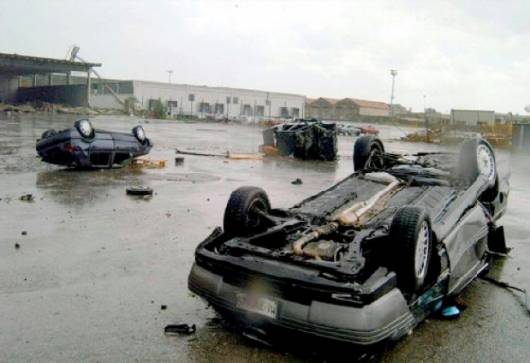 Automobili sollevate in aria dal Tornado