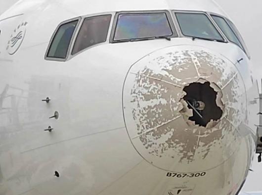 Boeing 767 danneggiato dalla grandine sui cieli di Malpensa