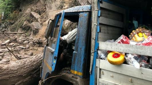 Camion intererssato dalla frana sulla Lariana