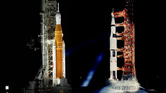 Confronto tra il razzo SLS e Saturn V. Fonte:tech.everyeye.it