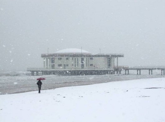 costa adriatica sotto un rovescio di neve