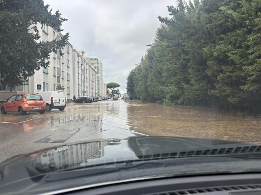Cronaca meteo. Allagamenti a Follonica dopo il nubifragio. Foto di Francesco Pacciani via rete meteo amatori