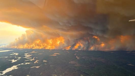 Devastanti incendi in Canada, è emergenza (foto dalla pagina twitter/x di @stevegrubershow) 