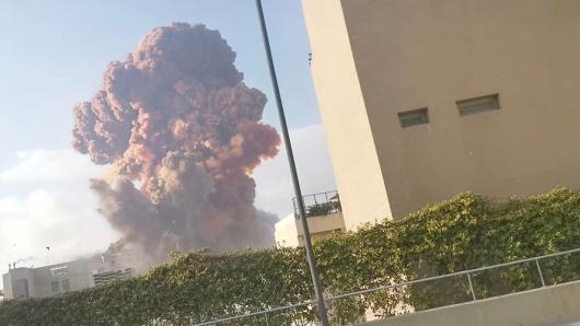 Due enormi esplosioni devastano l'area portuale della città di Beirut in Libano