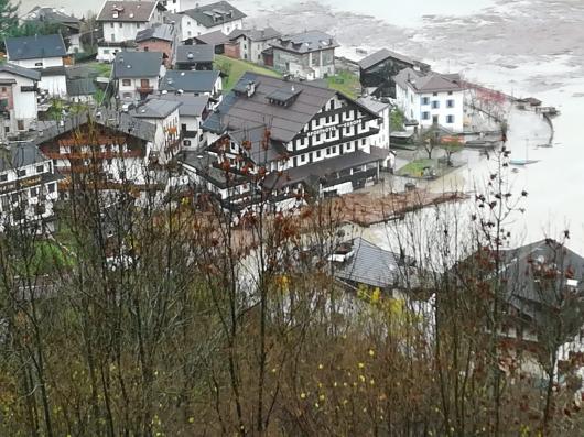 Ecco come si presentava il Lago di Alleghe il giorno dopo la tempesta: inondazione degli hotel circostanti