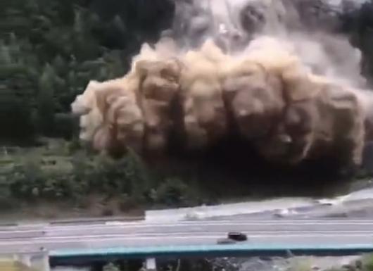 Enorme frana nella Savoia francese al confine con l'Italia