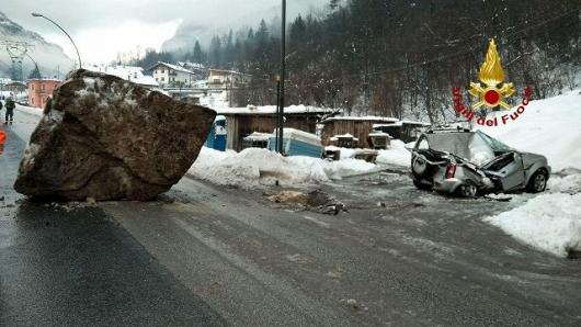 Enorme masso sfiora le case nell'Agordino