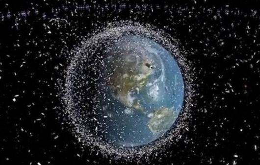 ESA: la scia di detriti spaziali che orbita intorno alla Terra
