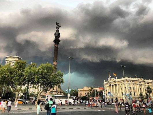 Forte temporale con dowburst colpisce Barcellona (severe weather)
