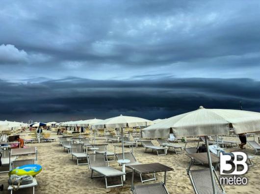 fulmine cade in spiaggia