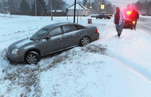 Gelo e neve in arrivo, come essere preparati alle insidie sulle strade causate dal ghiaccio e la neve