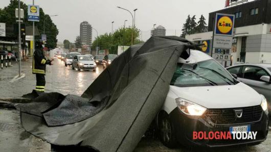 I danni causati dal vento a Bologna. Fonte immagine: bolognatoday