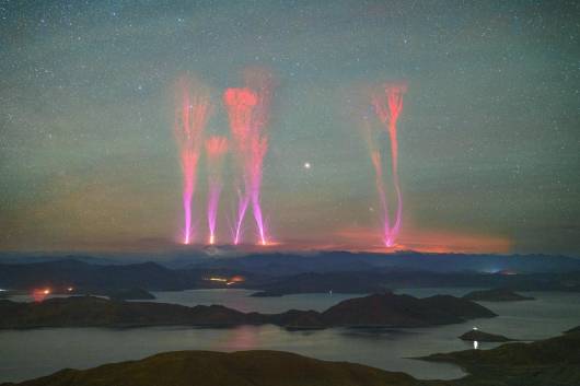 I Red Sprites o Spettri rossi, un fenomeno atmosferico ancora poco conosciuto (foto dalla pagina facebook di xWxClub) 