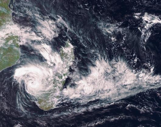 Il centro della tempesta tropicale Cheneso poco al largo della costa occidentale del Madagascar