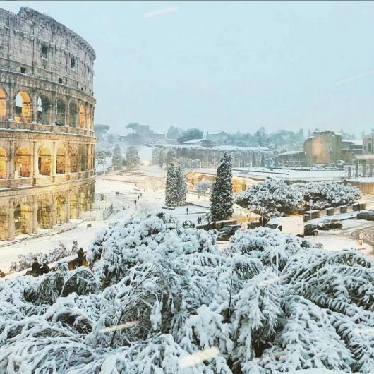 Il Colosseo sotto la neve (Immagine di @fabiolottino on Instagram)