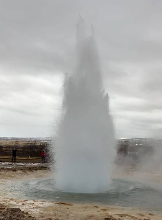 Il Geysir nel momento dell'esplosione di acqua incandescente