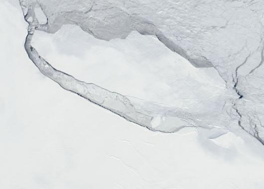 Il gigantesco iceberg staccatosi da Larsen C oltre un anno fa, è ancora li