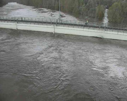 Il Piave in piena, all'altezza di Ponte di Piave. Il fiume è alto 11 metri: nel 1966 raggiunse 11.97m