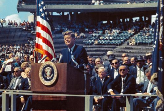 Il presidente Kennedy annuncia la decisione di portare l'uomo sulla Luna
