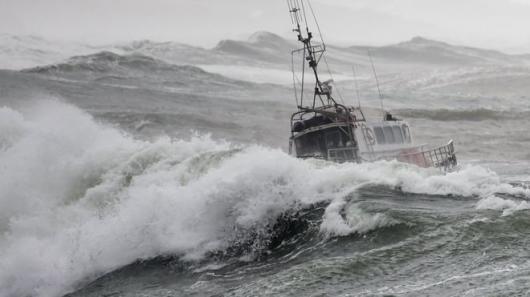 Imbarcazione in difficoltà durante la tempesta (Fonte immagine: bbc.com)