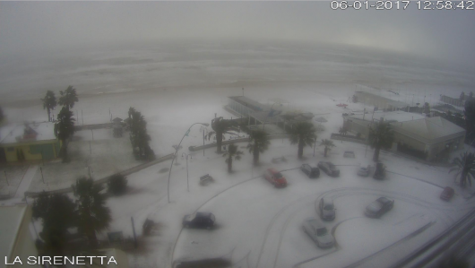 Imbiancata anche la spiaggia di Tortoreto Lido