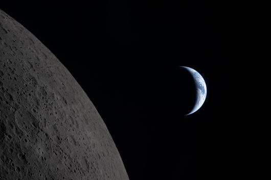 Immagine poco prima del tramonto della Terra dietro la Luna -NASA