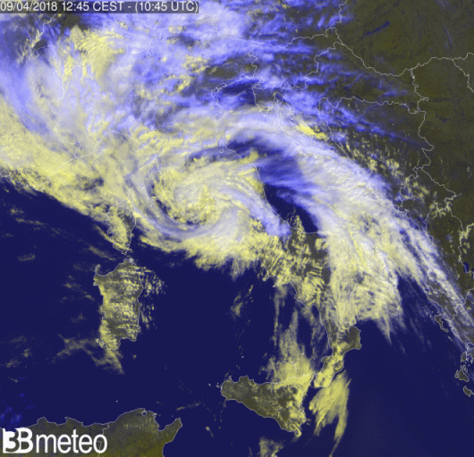 Immagine satellite: vortice sul Centro Italia