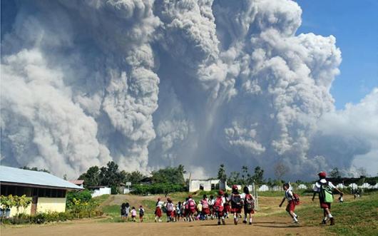 L'eruzione del Sinabung (Fonte: newskarnataka.com)