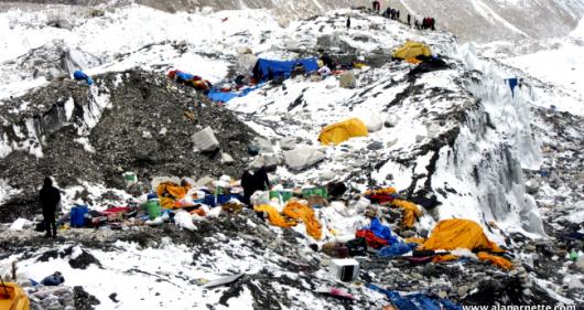 L'everest diventa una discarica a cielo aperto a causa del turismo di massa