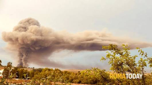 La colonna di fumo nero sprigionata dal rogo. Foto via Romatoday