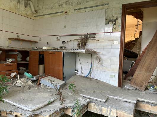 La cucina di un'abitazione distrutta dall'alluvione del settembre 2024