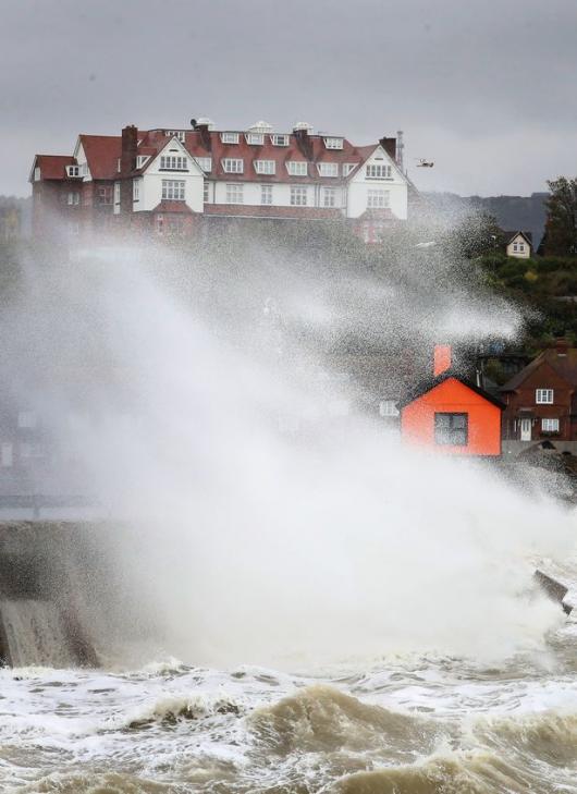 La furia del mare e del vento sull'Inghilterra