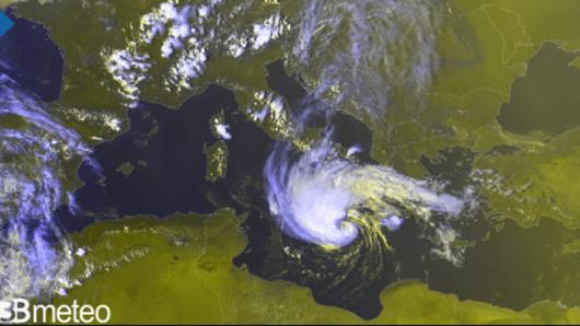 la nuvolosità del ciclone si organizza 