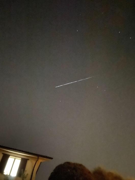 La scia luminosa della serata di venerdì 24 aprile