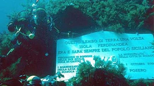La targa sottomarina a perenne ricordo dell'Isola