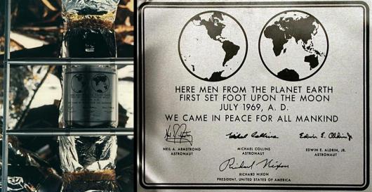 La targhetta depositata durante la missione Apollo 11 