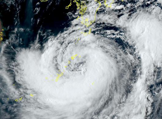 La tempesta tropicale Khanun vista dal satellite