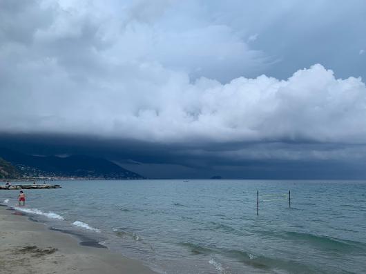 Laigueglia (SV) sotto il temporale. Foto di Niccolò Bauer
