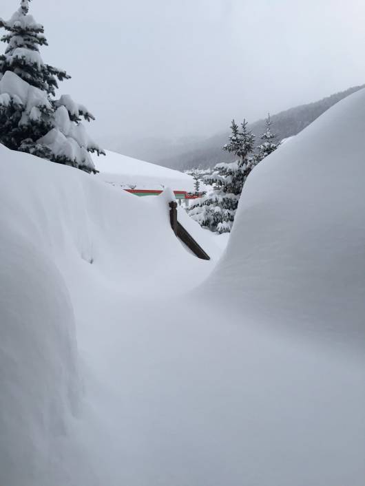 Livigno sommersa dalla neve. Foto via FB di Michele Minoretti 