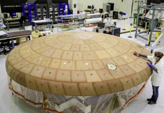 Lo scudo termico in costruzione per Artemis II - NASA