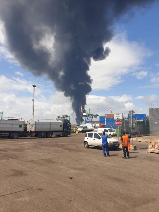 Marghera: fumo nero si leva dall'incendio 