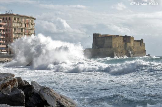 Mari agitati e mareggiate nel Golfo di Napoli
